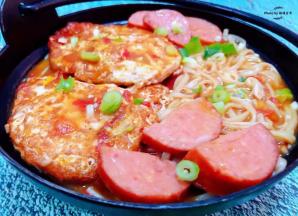 美味可口的煎蛋番茄香肠面装入容器中就大功告成了