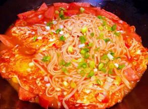 汤汁收至不多时放入盐和味精调味均匀最后撒上香葱提鲜即可出锅享用