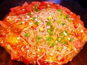 汤汁收至不多时放入盐和味精调味均匀最后撒上香葱提鲜即可出锅享用