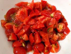 番茄洗净沥干水分切成小块
