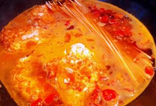 依次下入面条大火煮至面条熟透而不软烂