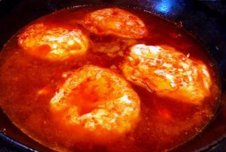 汤汁烧开放入煎好的鸡蛋