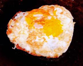 鸡蛋煎制两面成金黄色熟透即可