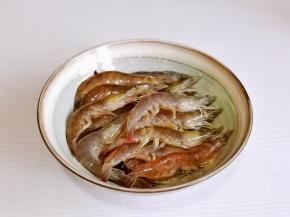 基围虾去掉虾线及胡须。