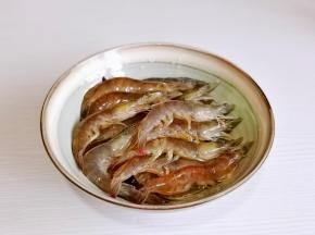 基围虾去掉虾线及胡须。