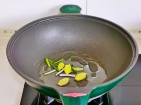 起油锅加入葱姜煸炒。