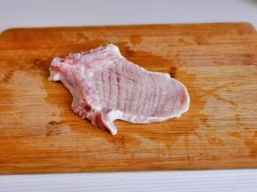 大排用刀身敲打。