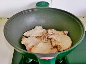 5块煎好的大排放入锅中。