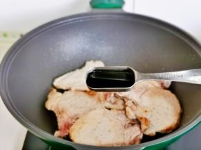 加入红烧酱油。