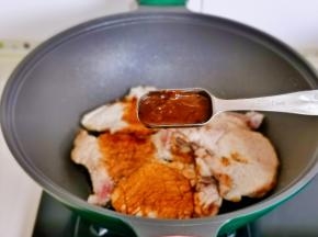 加入黑胡椒酱。