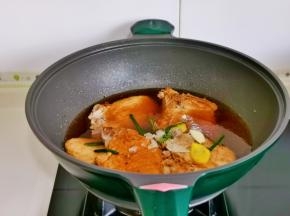 加入纯净水，冰糖，葱姜蒜。