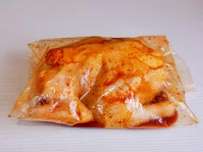 再把鸡装入食品袋中，入冰箱腌制24小时以上，中途可以取出来再按摩一次，这样会更入味。