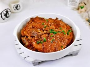 盛出摆盘撒葱花，熟芝麻。