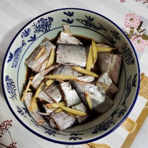 新鲜的带鱼去掉内脏，去掉头，清洗干净，切成段，加入适量的生抽，料酒，生姜。一勺盐抓拌均匀，腌制20分钟！