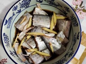 新鲜的带鱼去掉内脏，去掉头，清洗干净，切成段，加入适量的生抽，料酒，生姜。一勺盐抓拌均匀，腌制20分钟！