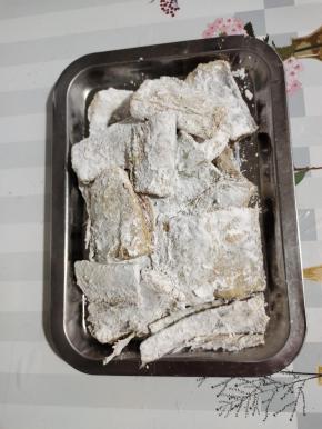 依次把所有的带鱼都裹上一层淀粉！