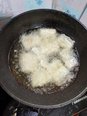 起锅烧油，油温七成热放入带鱼大火炸至定型！