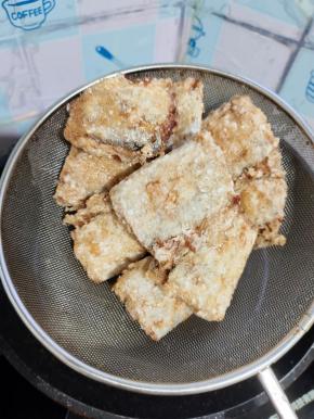 转中小火炸至带鱼表皮金黄酥脆！