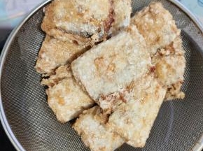 转中小火炸至带鱼表皮金黄酥脆！