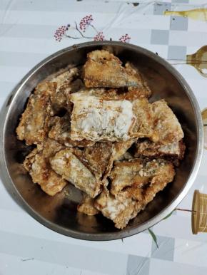 炸好的带鱼再次放进油锅里复炸一次，捞出控油备用！