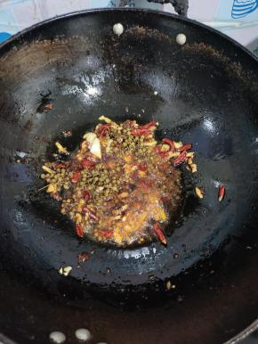 起锅烧油，放入生姜，花椒，蒜瓣，干辣椒爆香，再放入一勺小龙虾调料炒出红油！（没有小龙虾调料的也可以用豆瓣酱来代替！）