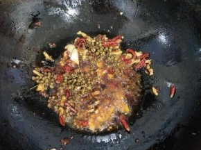 起锅烧油，放入生姜，花椒，蒜瓣，干辣椒爆香，再放入一勺小龙虾调料炒出红油！（没有小龙虾调料的也可以用豆瓣酱来代替！）