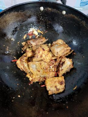 放入炸好的带鱼翻炒均匀！