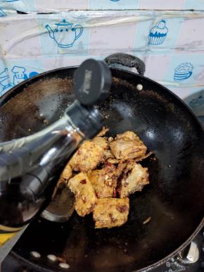 放入一勺香醋翻炒均匀！去腥增香！