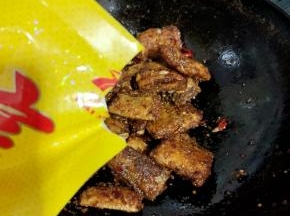 放入一勺鸡精翻炒均匀！