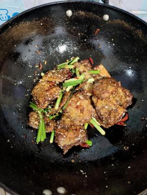 起锅前放入适量的韭菜和熟白芝麻翻炒均匀即可！