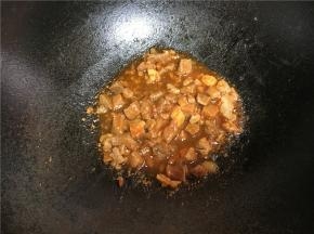 热锅淋油，放入牛肉粒翻炒。