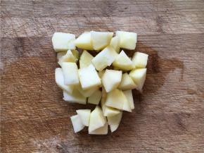 苹果去皮切果粒。