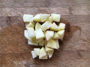 苹果去皮切果粒。