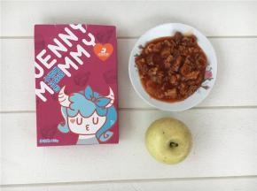 准备好食材，番茄鲜炖牛肉粒（已含有调料）装碗中。