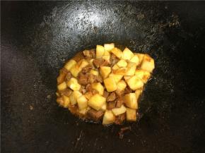 倒少量清水炒匀。