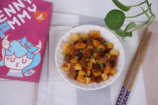 出锅装盘，表面撒葱花。