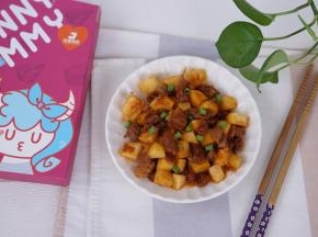 出锅装盘，表面撒葱花。