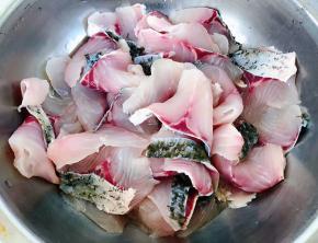 片好的鱼片清洗干净沥干水份