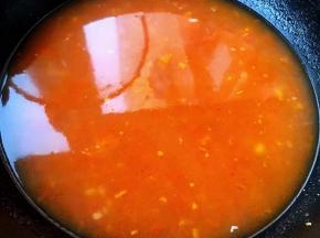 番茄汤汁完全烧开备用