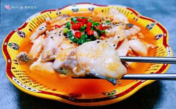 鱼片入口细腻鲜嫩有种入口即化的口感鱼骨香浓混搭番茄独有的味道真是让人唇齿留香回味无穷