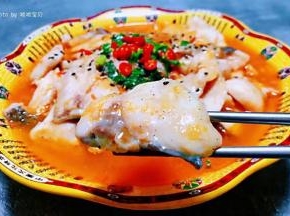 鱼片入口细腻鲜嫩有种入口即化的口感鱼骨香浓混搭番茄独有的味道真是让人唇齿留香回味无穷