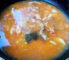倒入烧开的番茄汁添加调味料黑胡椒粉、盐大火炖制鱼骨完全熟透