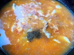 倒入烧开的番茄汁添加调味料黑胡椒粉、盐大火炖制鱼骨完全熟透