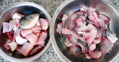 新鲜的草鱼去除鱼鳃和内脏清洗干净，草鱼肉片下来再依次便成薄片状，剩余的鱼骨剁成大块状