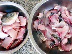 新鲜的草鱼去除鱼鳃和内脏清洗干净，草鱼肉片下来再依次便成薄片状，剩余的鱼骨剁成大块状