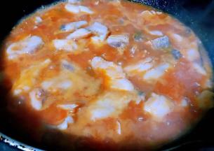 鱼片变色放入盐和味精调味均匀即可出锅享用切记不要煮制时间过长影响口感