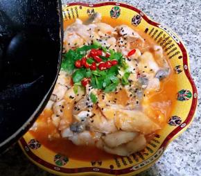 鱼片均匀的摆在鱼头鱼骨上面淋上汤汁撒上黑芝麻再摆上香葱小米辣最后淋上热油次啦次啦悦耳的响声瞬间满屋飘香