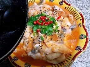 鱼片均匀的摆在鱼头鱼骨上面淋上汤汁撒上黑芝麻再摆上香葱小米辣最后淋上热油次啦次啦悦耳的响声瞬间满屋飘香