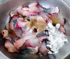 放入调味料料酒、黑胡椒粉、盐、干淀粉