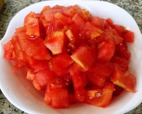 番茄洗净去皮切成小块状备用